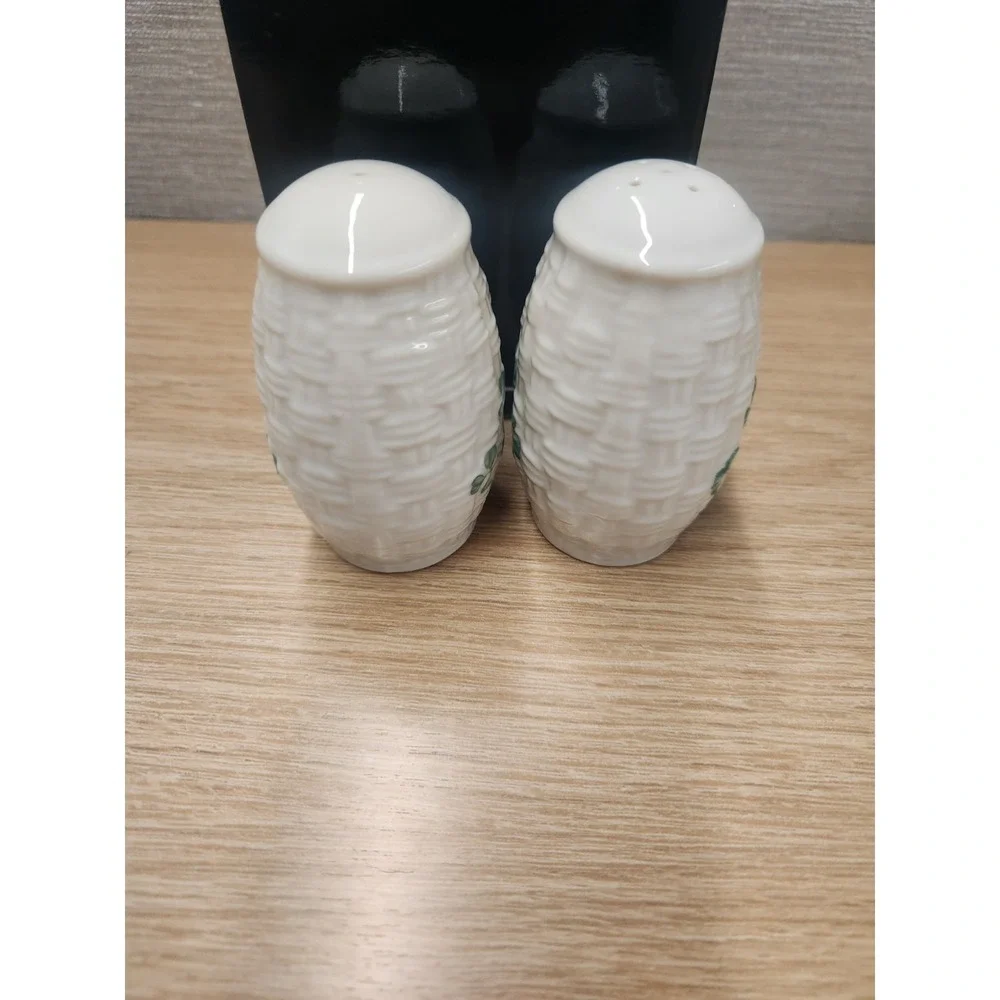 Belleek‎ Pottery Shamrock Salt & Pepper Shakers Set New With Original Box